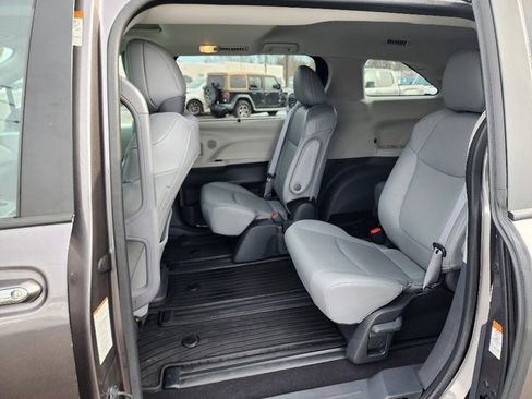 Used 2023 Toyota Sienna XLE image 22