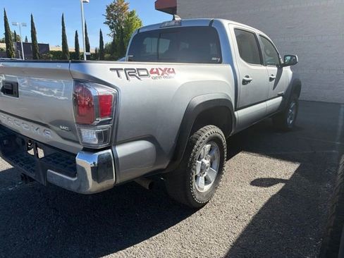 Used 2022 Toyota Tacoma TRD Off-Road AWD/4WD image 4
