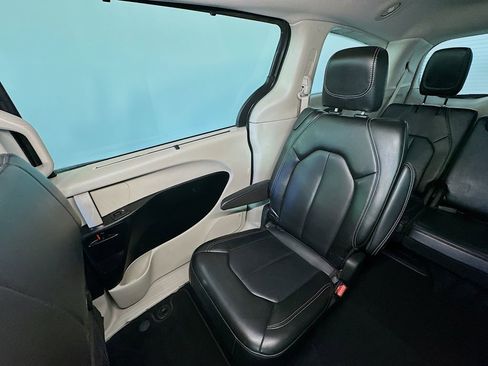 Used 2023 Chrysler Pacifica Touring-L FWD image 12