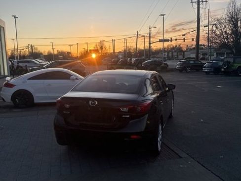 Used 2018 MAZDA MAZDA3 Touring image 13