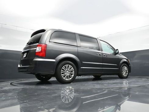 Used 2016 Chrysler Town & Country Touring-L w/ Driver Convenience Group image 48