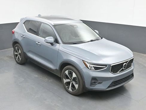 Used 2023 Volvo XC40 B4 Ultimate FWD image 19