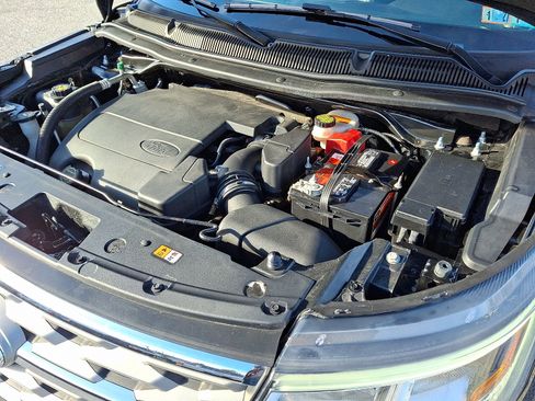 Certified 2018 Ford Explorer XLT w/ Equipment Group 202A image 30