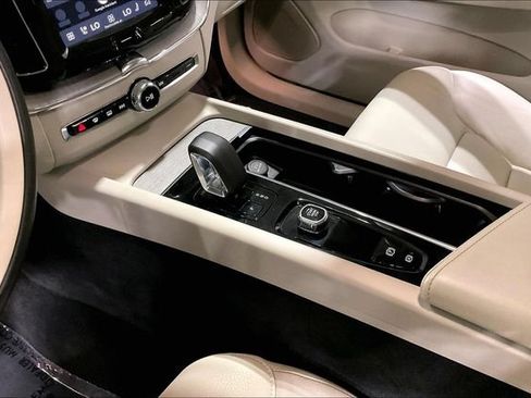 Certified 2024 Volvo XC60 B5 Plus w/ Climate Package AWD/4WD image 18