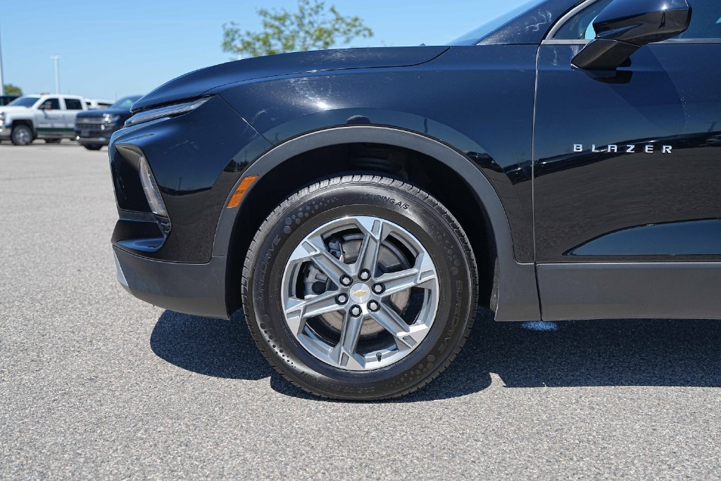 Used 2025 Chevrolet Blazer LT AWD/4WD image 12