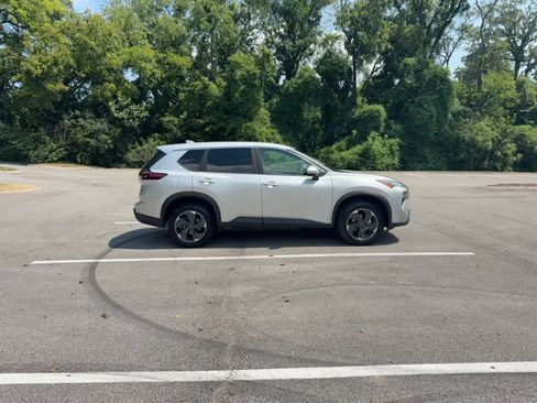 Used 2025 Nissan Rogue SV AWD/4WD image 15