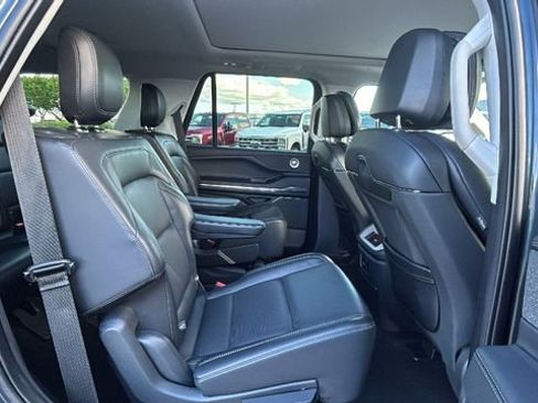 Used 2025 Lincoln Navigator Reserve image 14