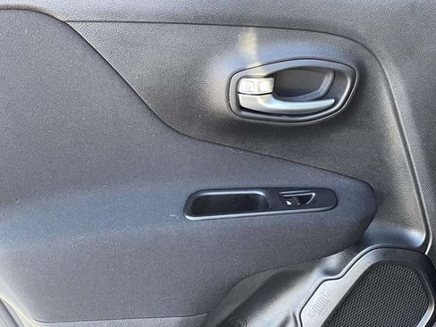 Used 2020 Jeep Renegade Latitude FWD image 10