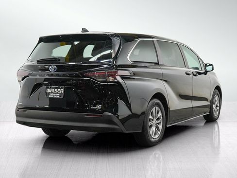 Used 2024 Toyota Sienna LE AWD/4WD image 5