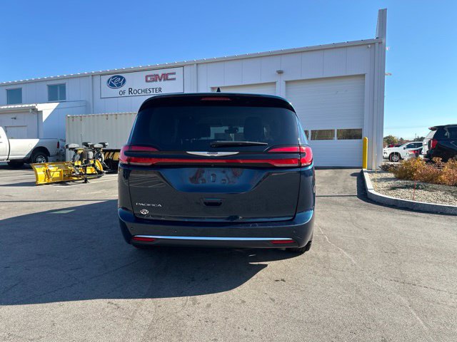 Used 2024 Chrysler Pacifica Touring-L FWD image 4