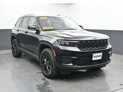 Used 2025 Jeep Grand Cherokee Altitude AWD/4WD image 5