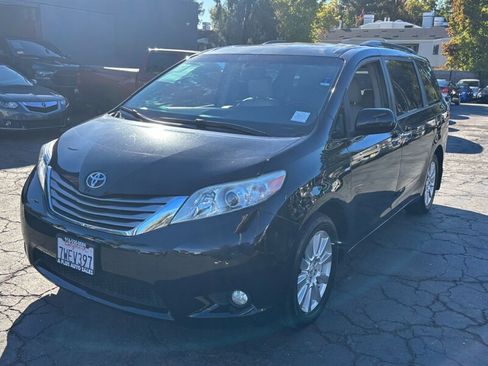 Used 2017 Toyota Sienna XLE 7-Passenger image 6