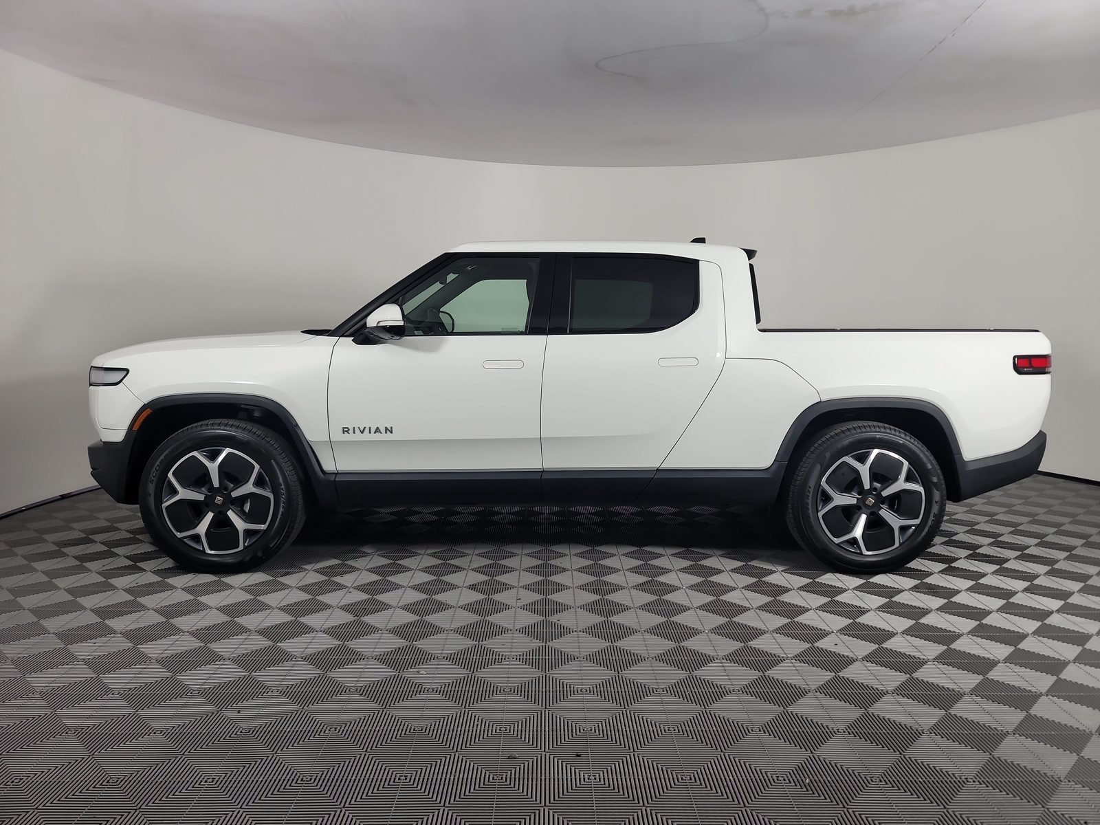 Used 2023 Rivian R1T Adventure Dual AWD/4WD image 2
