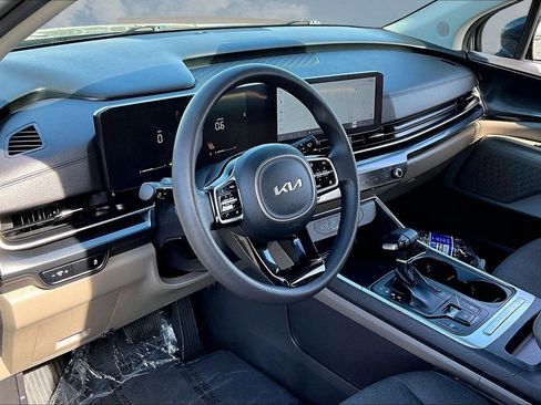 Used 2025 Kia Carnival LX image 12