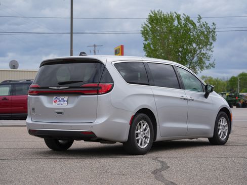 Used 2024 Chrysler Pacifica Touring-L FWD image 3