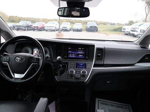 Used 2019 Toyota Sienna SE image 13