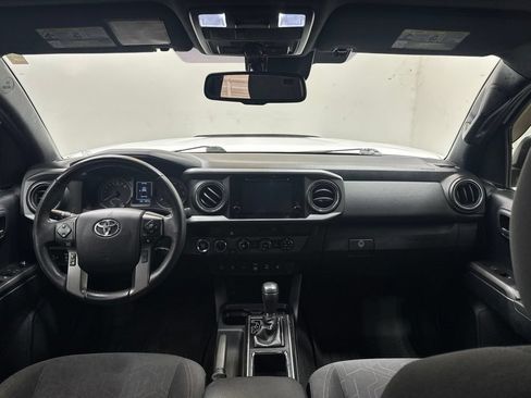 Used 2018 Toyota Tacoma TRD Off-Road w/ Technology Package AWD/4WD image 17