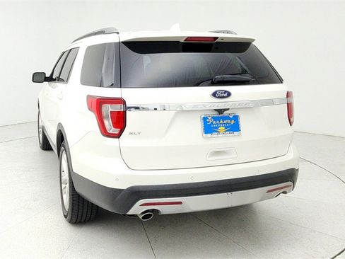 Used 2017 Ford Explorer XLT w/ Equipment Group 202A image 5