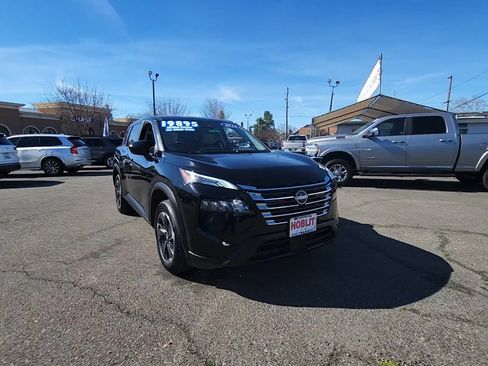 Used 2024 Nissan Rogue SV image 4