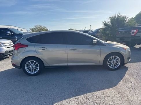 Used 2015 Ford Focus SE image 4