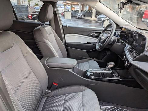 Used 2025 Chevrolet Trax LT w/ LT Convenience Package image 31
