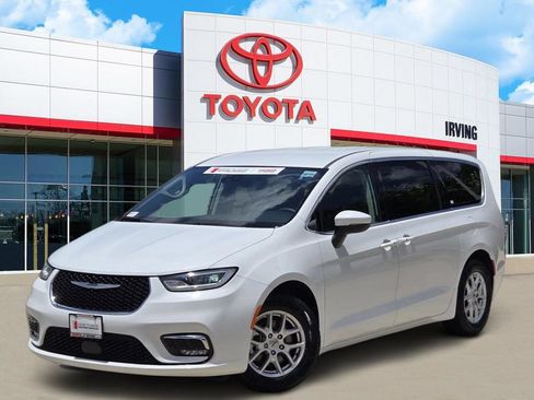 Used 2023 Chrysler Pacifica Touring-L FWD image 1