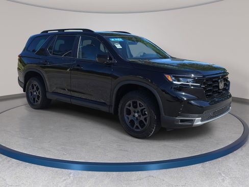 Used 2025 Honda Pilot TrailSport image 3
