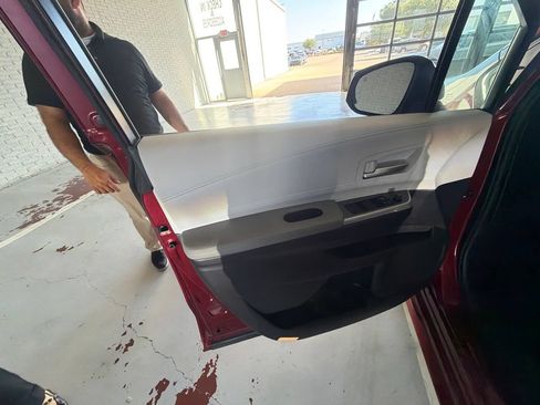 Used 2026 Toyota Sienna XLE FWD image 5