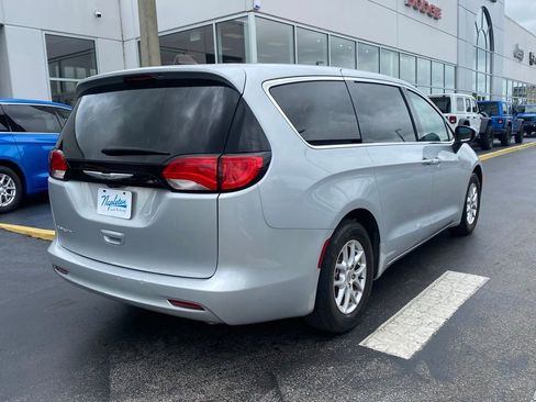 Used 2023 Chrysler Voyager LX FWD image 9