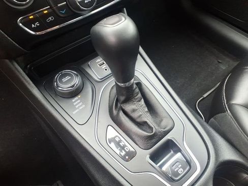 Used 2019 Jeep Cherokee Latitude Plus w/ Comfort/Convenience Group AWD/4WD image 11