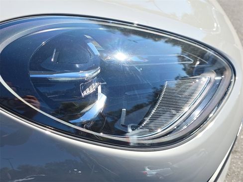 Certified 2025 Porsche Macan image 15