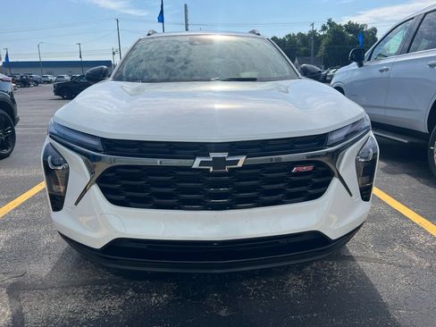 Used 2025 Chevrolet Trax RS w/ Driver Confidence Package FWD image 2