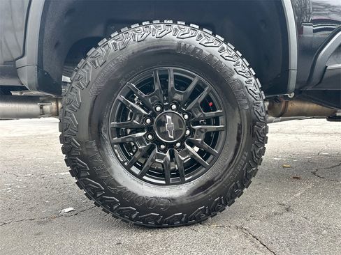 Used 2024 Chevrolet Silverado 2500 ZR2 w/ Technology Package image 18