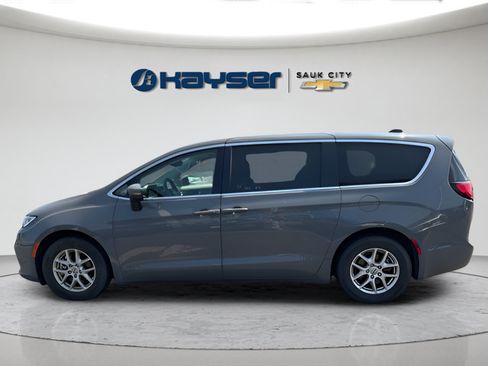 Used 2023 Chrysler Pacifica Touring-L FWD image 4