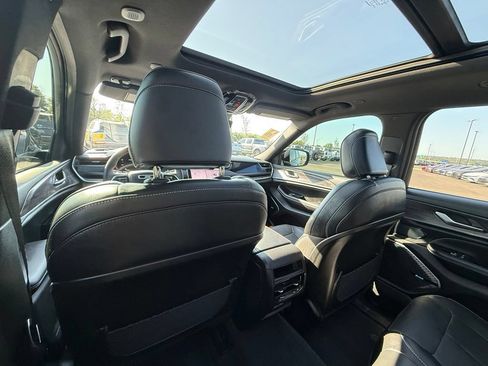 Used 2023 Jeep Grand Cherokee Overland AWD/4WD image 28