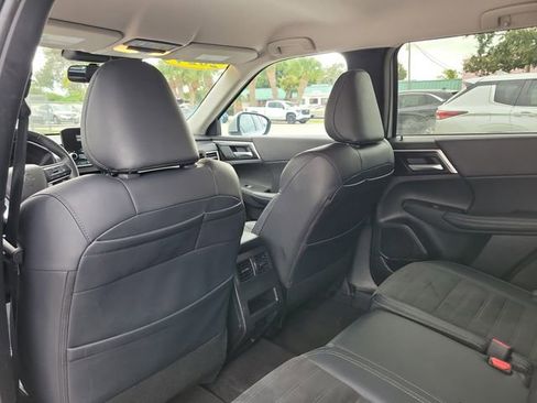 Used 2024 Mitsubishi Outlander SE image 13