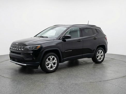 Used 2025 Jeep Compass Latitude AWD/4WD image 3