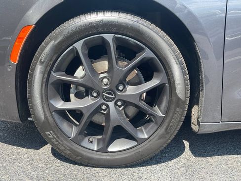 Used 2022 Chrysler Pacifica Limited w/ S Appearance Package FWD image 9
