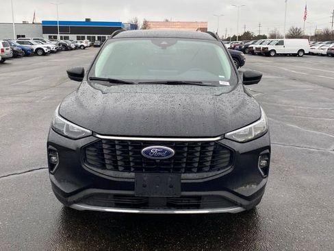 Used 2023 Ford Escape Platinum image 2