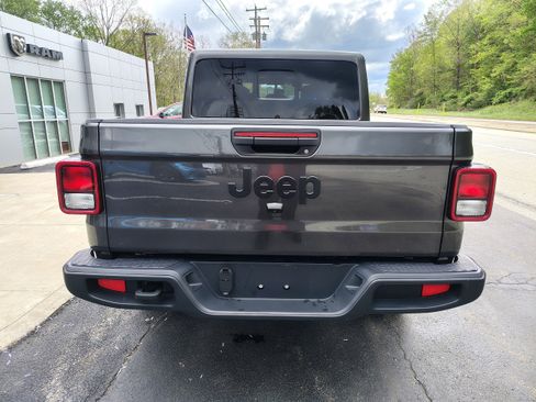 Certified 2024 Jeep Gladiator Sport AWD/4WD image 9