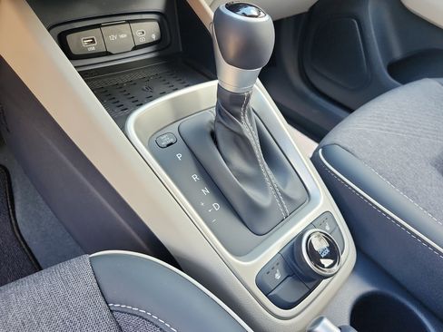 Certified 2024 Hyundai Venue Limited FWD image 15