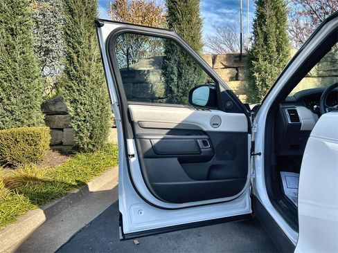 Used 2024 Land Rover Discovery Metropolitan Edition image 17