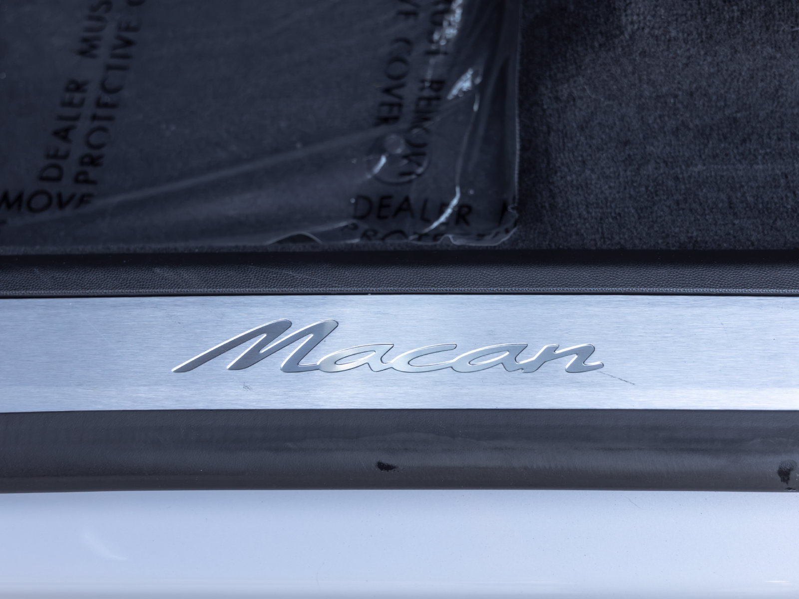 Certified 2025 Porsche Macan Electric RWD image 28