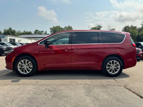 Used 2025 Chrysler Pacifica Select AWD/4WD image 8
