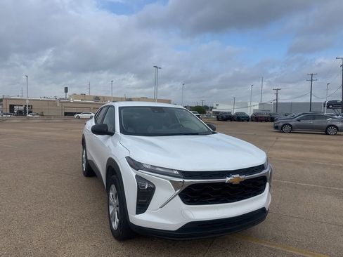 Used 2025 Chevrolet Trax LS image 2