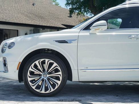 Used 2021 Bentley Bentayga image 2