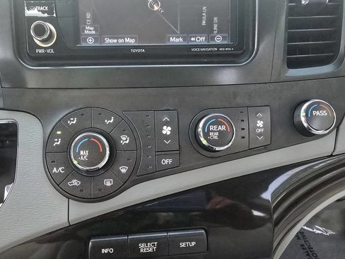 Used 2012 Toyota Sienna LE image 32