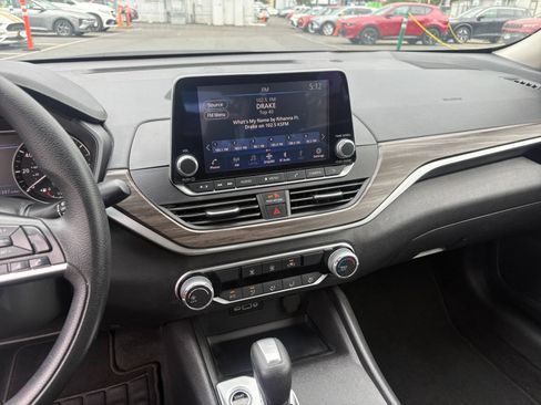Used 2025 Nissan Altima 2.5 SV FWD image 17