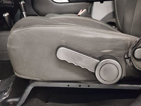 Used 2015 Jeep Wrangler Unlimited Rubicon w/ Connectivity Group image 17