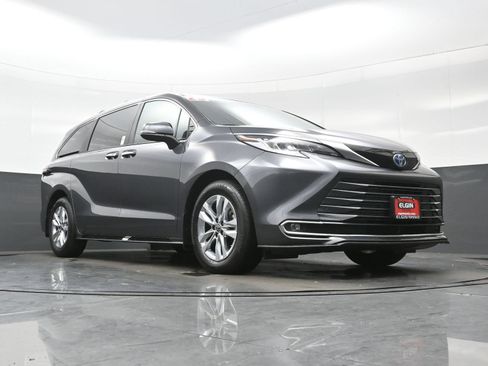 Used 2025 Toyota Sienna Limited AWD/4WD image 28
